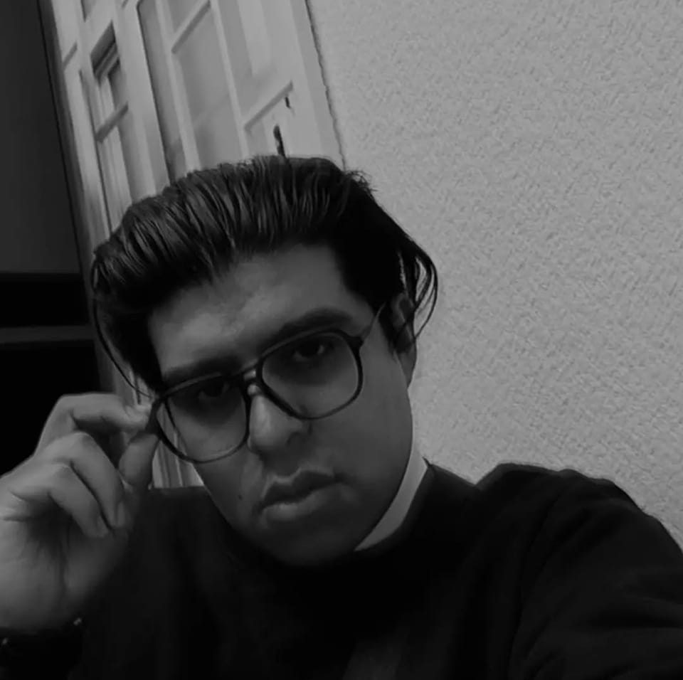Foto de Luis Daniel en blanco y negro con lentes